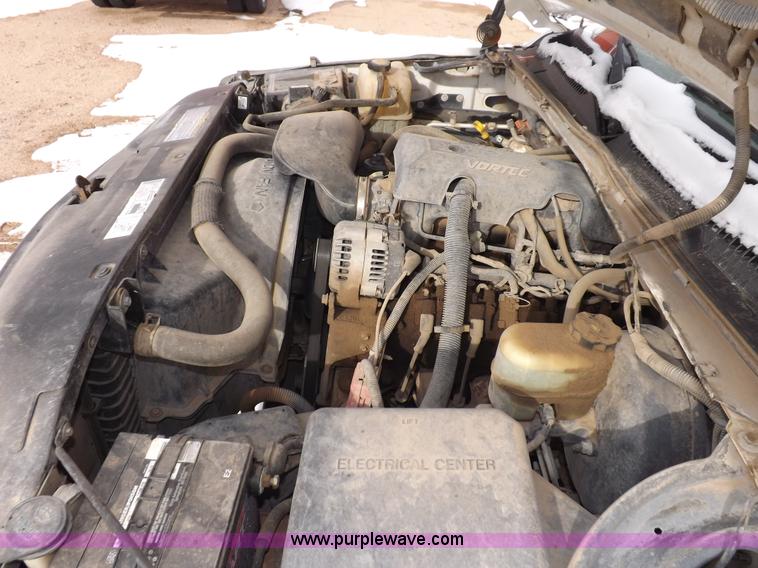 image for item I9208 2000 Chevrolet Silverado 1500 pickup truck