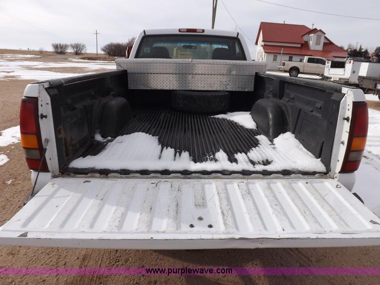 image for item I9208 2000 Chevrolet Silverado 1500 pickup truck