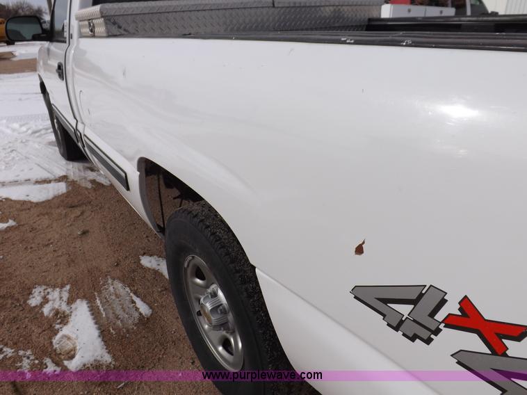 image for item I9208 2000 Chevrolet Silverado 1500 pickup truck