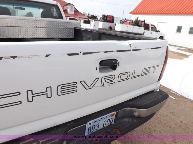 image for item I9208 2000 Chevrolet Silverado 1500 pickup truck
