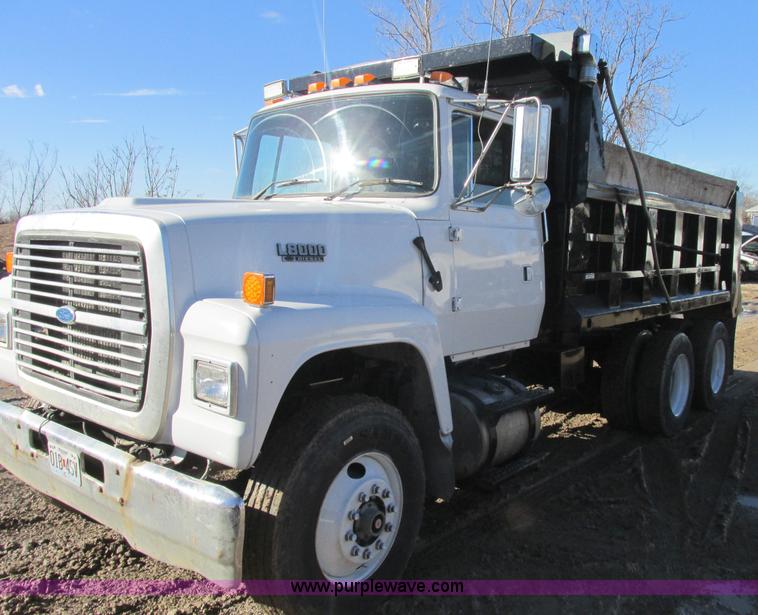 image for item AB9294 1995 Ford LT8000 dump truck