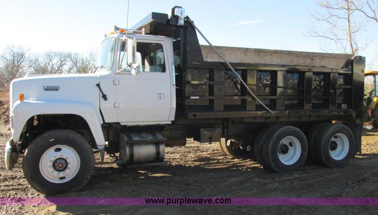 image for item AB9294 1995 Ford LT8000 dump truck