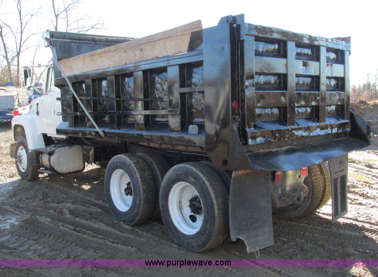 image for item AB9294 1995 Ford LT8000 dump truck