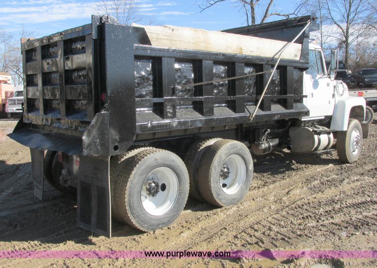 image for item AB9294 1995 Ford LT8000 dump truck