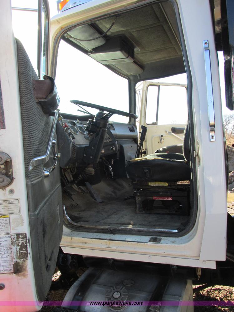 image for item AB9294 1995 Ford LT8000 dump truck