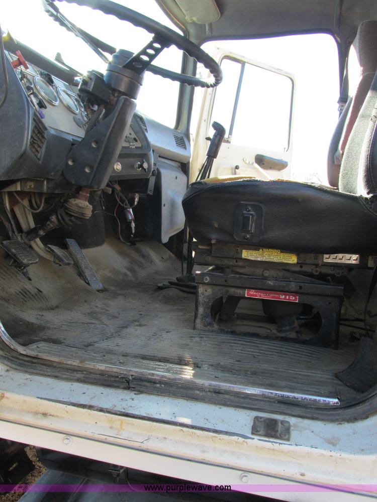 image for item AB9294 1995 Ford LT8000 dump truck