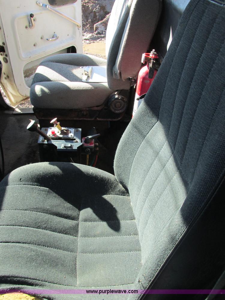 image for item AB9294 1995 Ford LT8000 dump truck