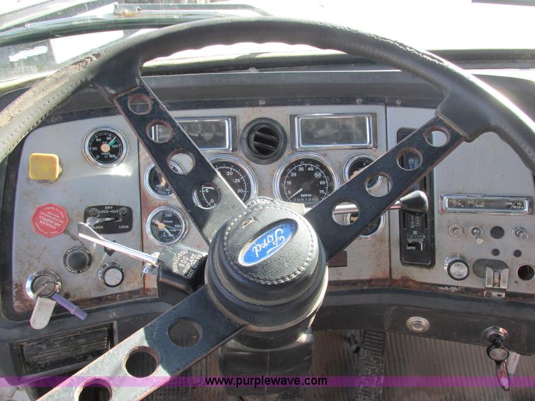 image for item AB9294 1995 Ford LT8000 dump truck