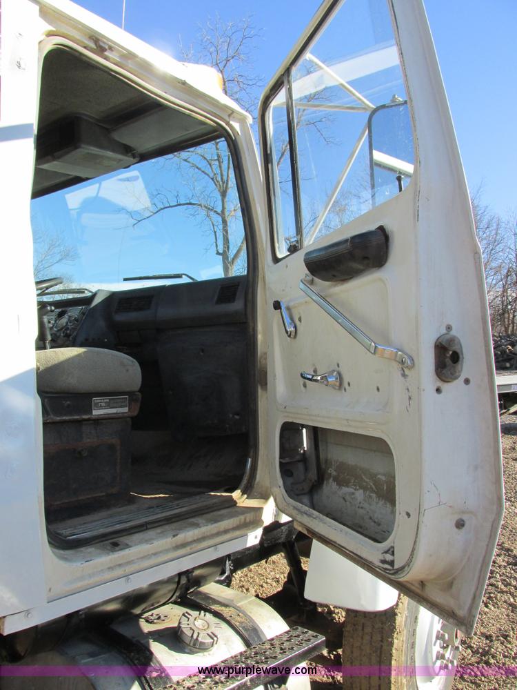 image for item AB9294 1995 Ford LT8000 dump truck