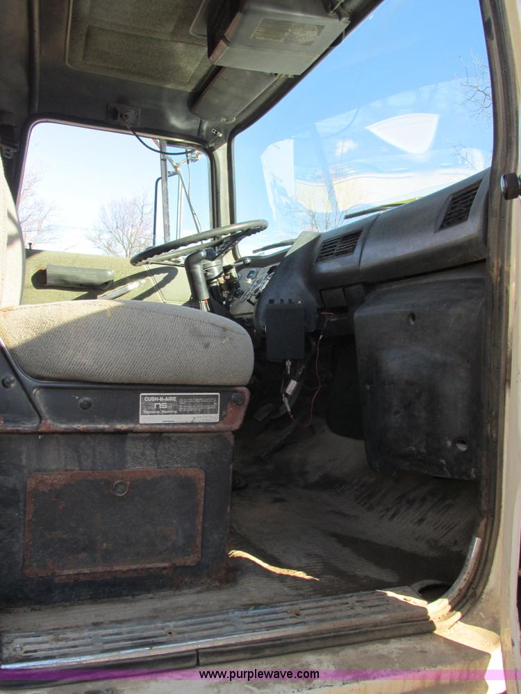 image for item AB9294 1995 Ford LT8000 dump truck
