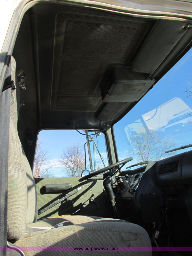 image for item AB9294 1995 Ford LT8000 dump truck