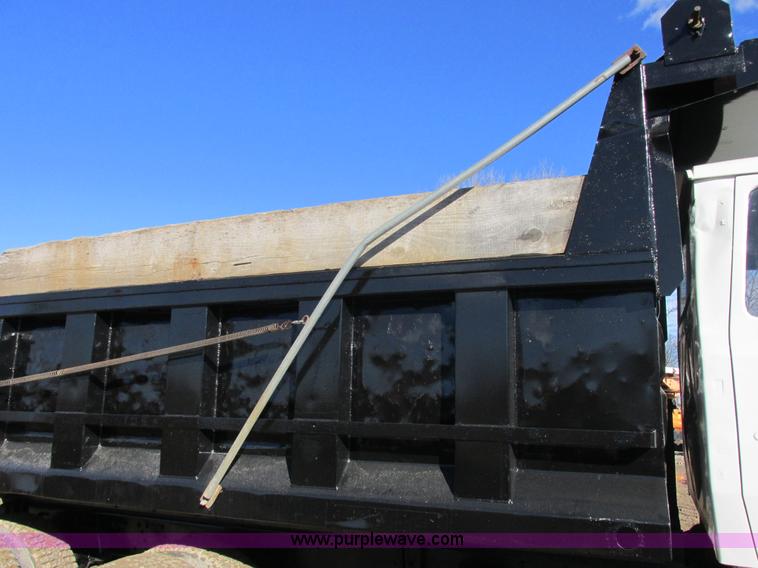 image for item AB9294 1995 Ford LT8000 dump truck