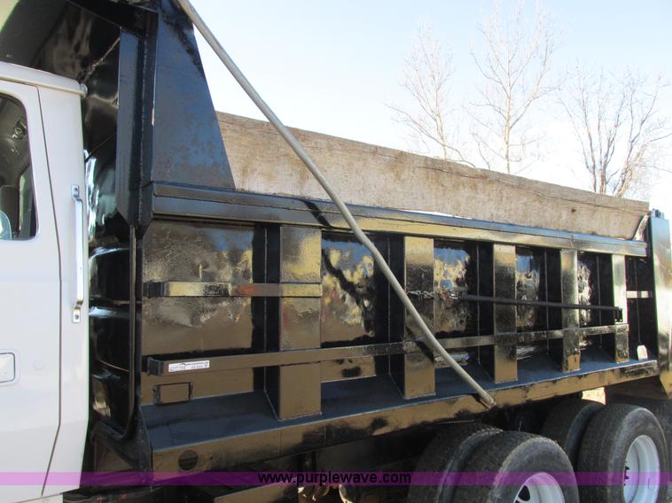 image for item AB9294 1995 Ford LT8000 dump truck