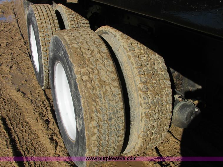 image for item AB9294 1995 Ford LT8000 dump truck