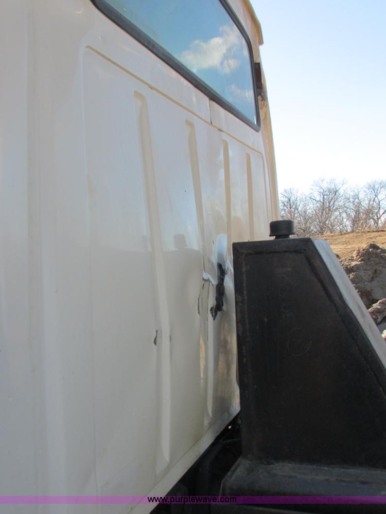 image for item AB9294 1995 Ford LT8000 dump truck