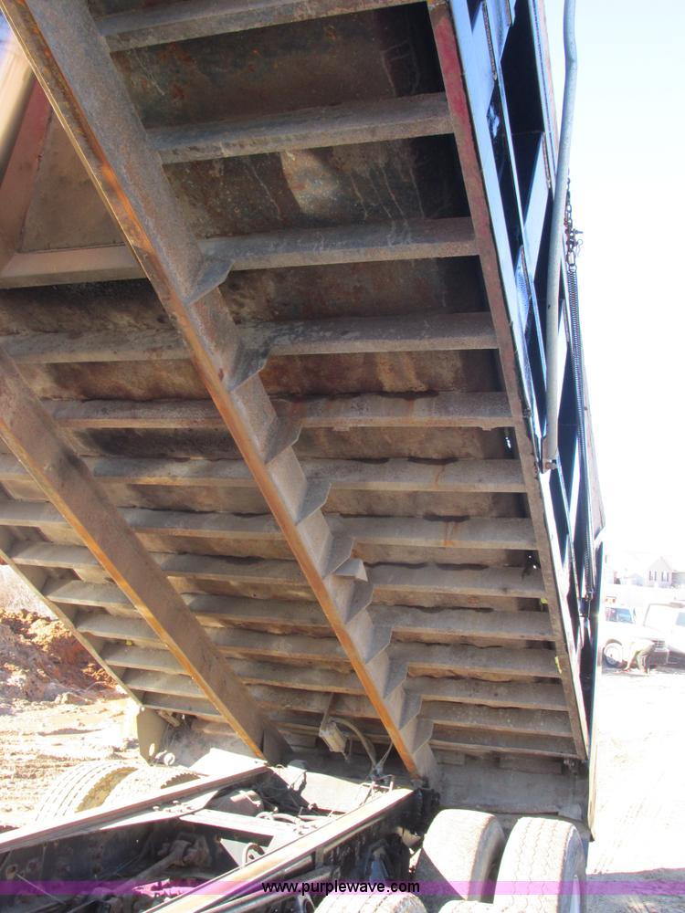 image for item AB9294 1995 Ford LT8000 dump truck