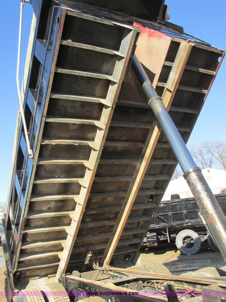 image for item AB9294 1995 Ford LT8000 dump truck