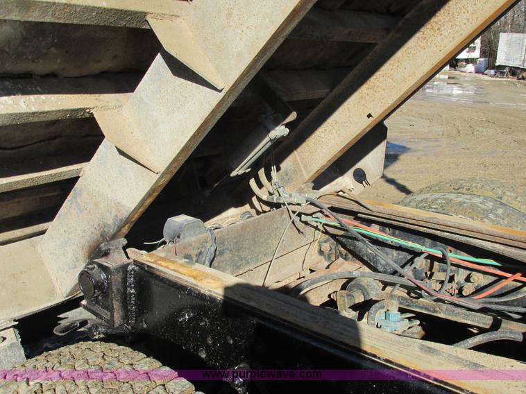 image for item AB9294 1995 Ford LT8000 dump truck