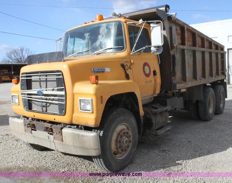 image for item AJ9498 1993 Ford LNT8000 dump truck