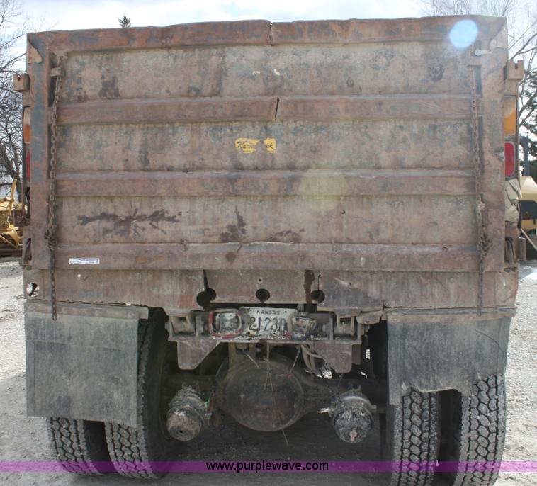 image for item AJ9498 1993 Ford LNT8000 dump truck