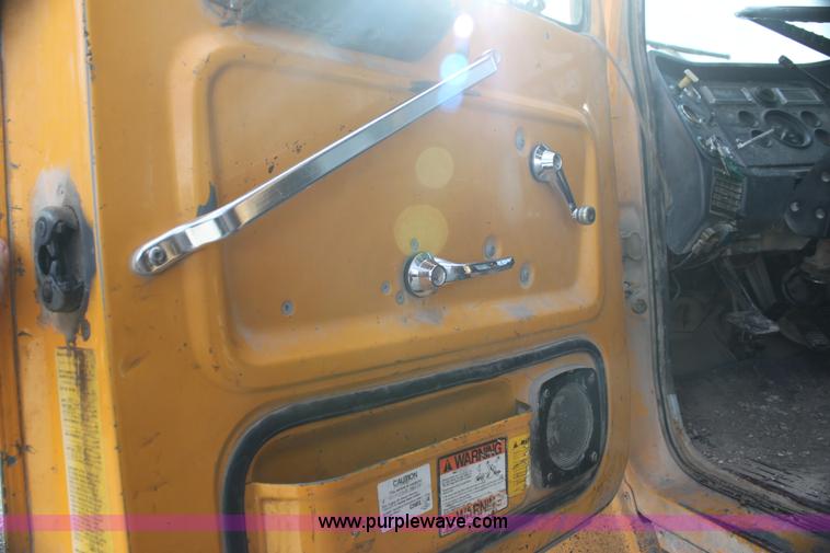 image for item AJ9498 1993 Ford LNT8000 dump truck