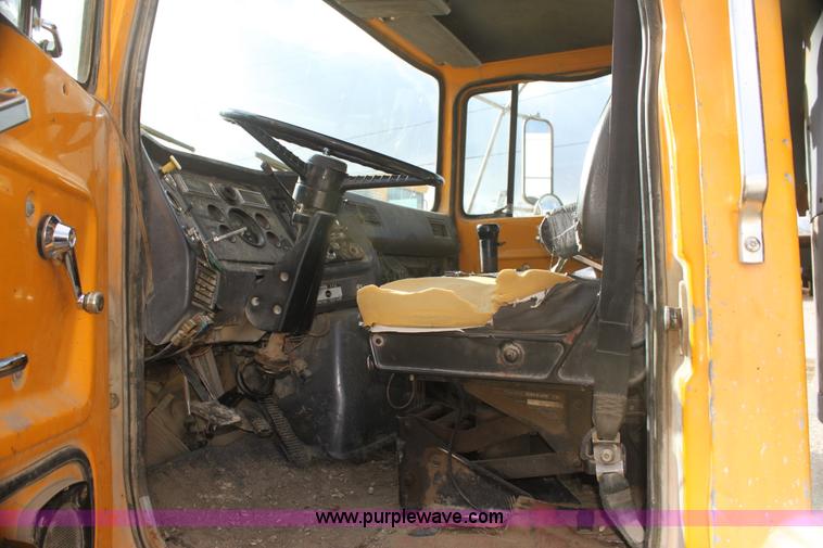 image for item AJ9498 1993 Ford LNT8000 dump truck