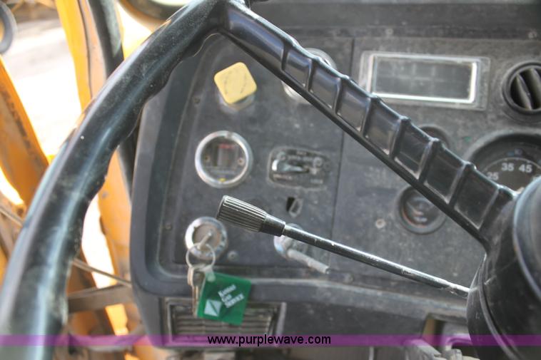 image for item AJ9498 1993 Ford LNT8000 dump truck