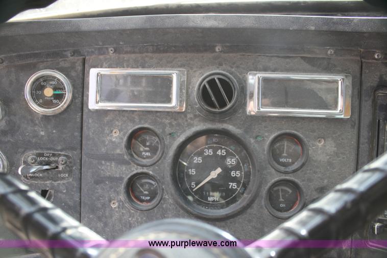 image for item AJ9498 1993 Ford LNT8000 dump truck