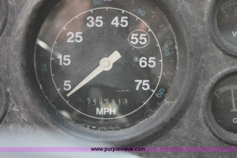 image for item AJ9498 1993 Ford LNT8000 dump truck