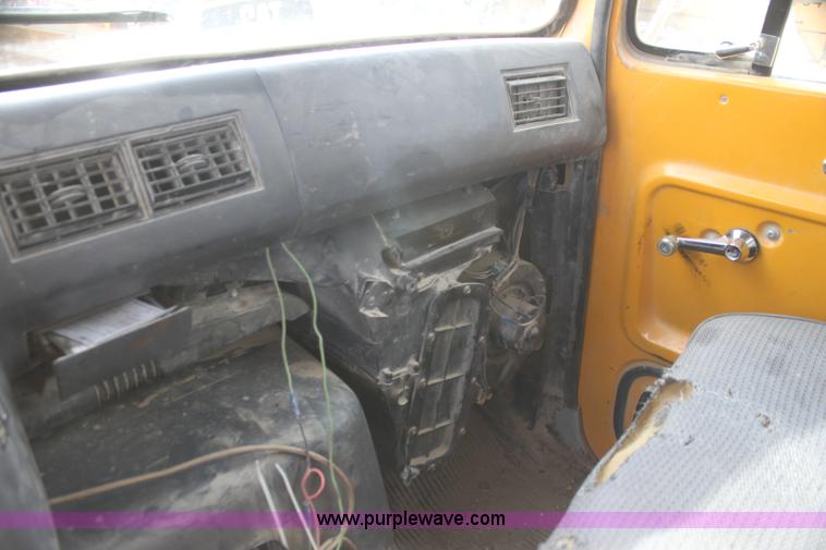 image for item AJ9498 1993 Ford LNT8000 dump truck