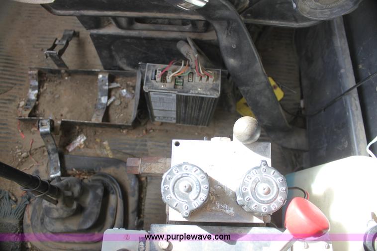 image for item AJ9498 1993 Ford LNT8000 dump truck