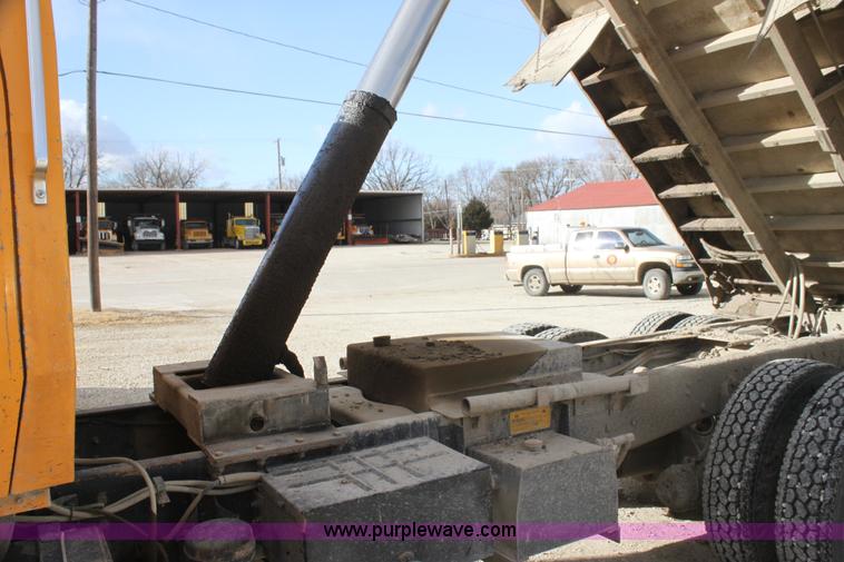 image for item AJ9498 1993 Ford LNT8000 dump truck