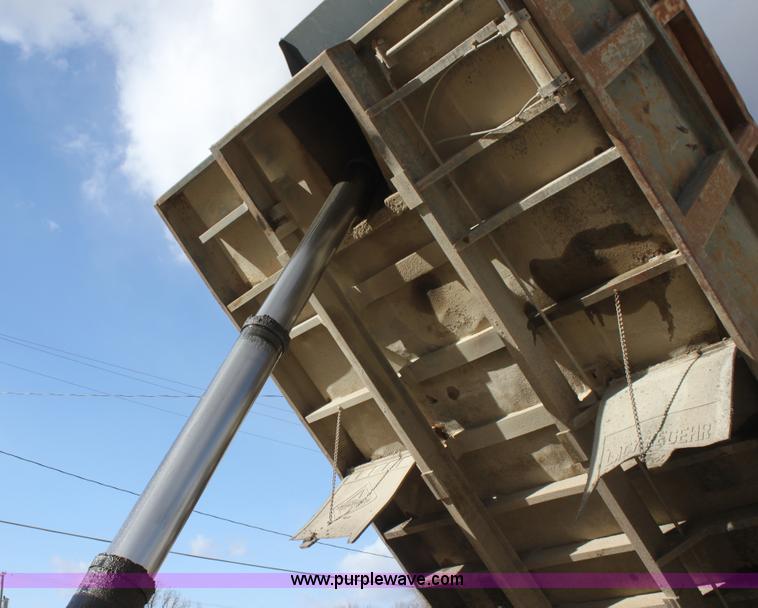 image for item AJ9498 1993 Ford LNT8000 dump truck