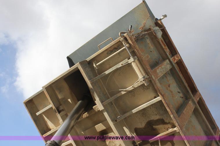 image for item AJ9498 1993 Ford LNT8000 dump truck