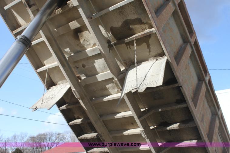 image for item AJ9498 1993 Ford LNT8000 dump truck