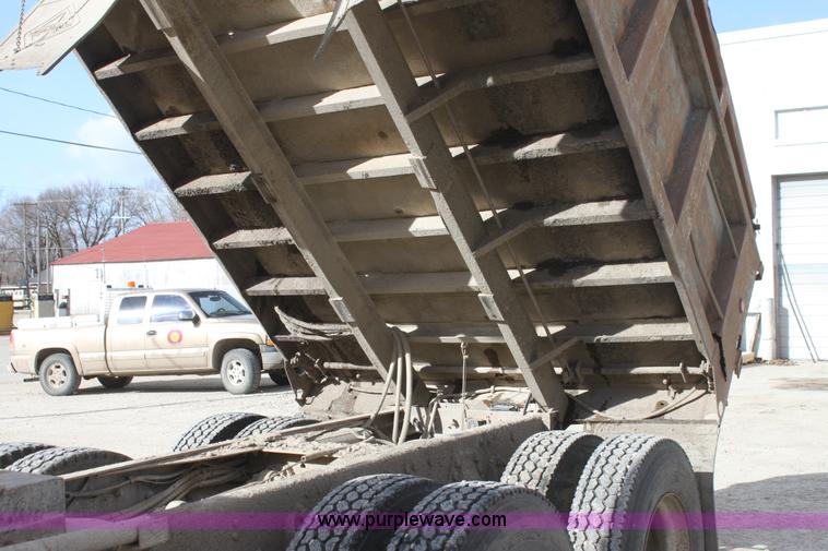 image for item AJ9498 1993 Ford LNT8000 dump truck