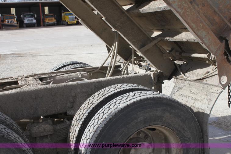 image for item AJ9498 1993 Ford LNT8000 dump truck