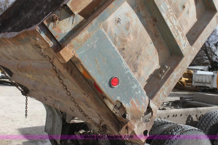 image for item AJ9498 1993 Ford LNT8000 dump truck