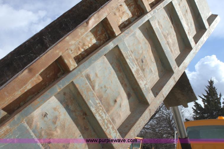 image for item AJ9498 1993 Ford LNT8000 dump truck