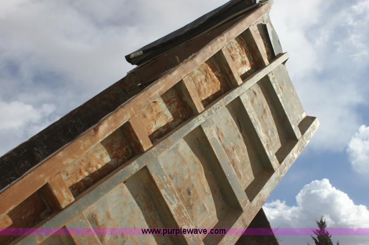 image for item AJ9498 1993 Ford LNT8000 dump truck