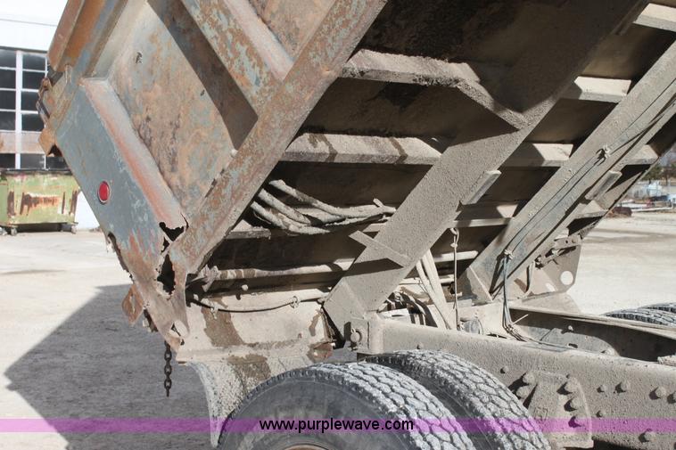 image for item AJ9498 1993 Ford LNT8000 dump truck