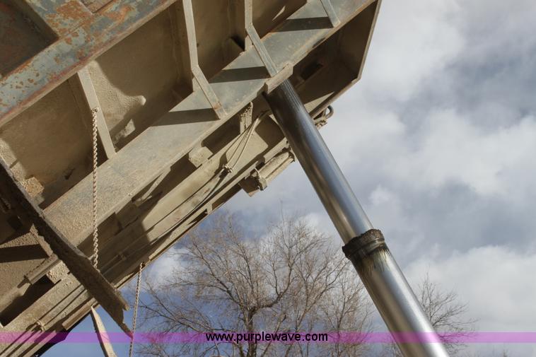 image for item AJ9498 1993 Ford LNT8000 dump truck