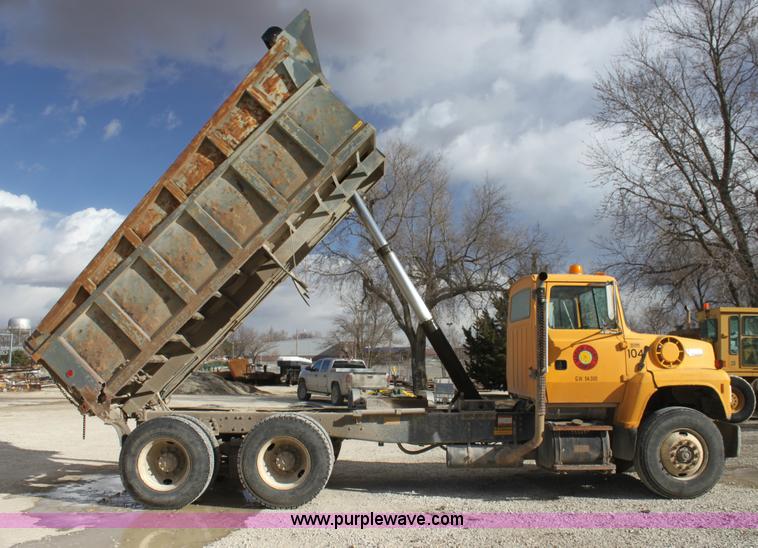 image for item AJ9498 1993 Ford LNT8000 dump truck