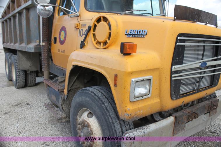 image for item AJ9498 1993 Ford LNT8000 dump truck
