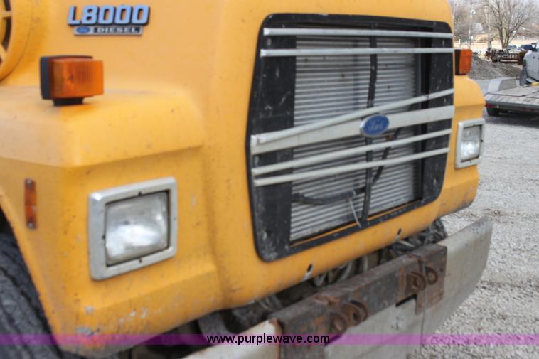 image for item AJ9498 1993 Ford LNT8000 dump truck