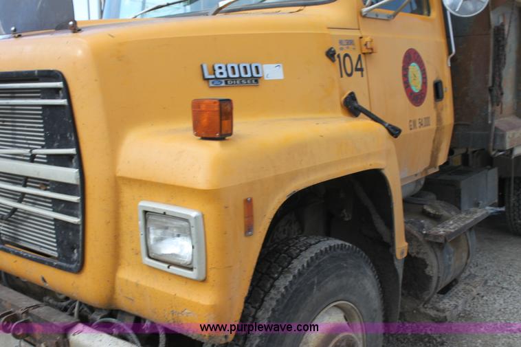 image for item AJ9498 1993 Ford LNT8000 dump truck