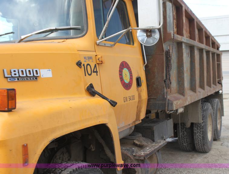image for item AJ9498 1993 Ford LNT8000 dump truck