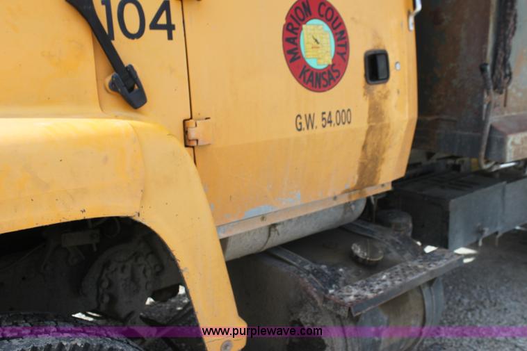 image for item AJ9498 1993 Ford LNT8000 dump truck