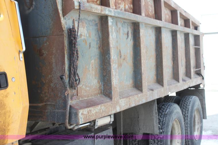 image for item AJ9498 1993 Ford LNT8000 dump truck