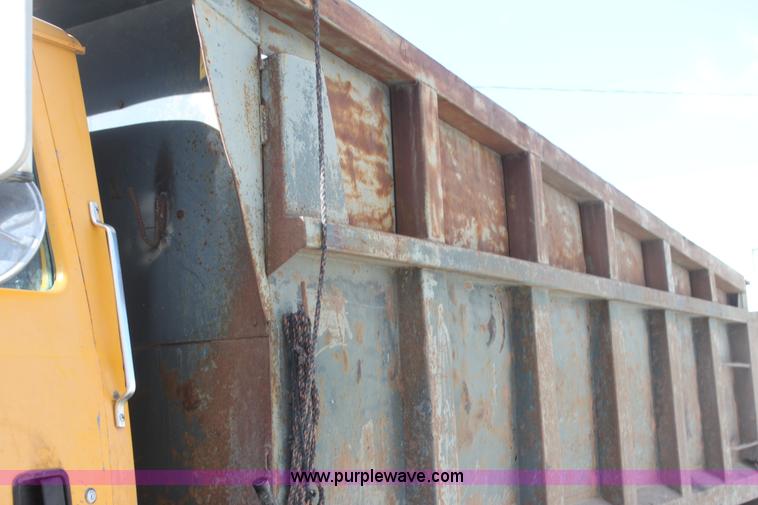 image for item AJ9498 1993 Ford LNT8000 dump truck